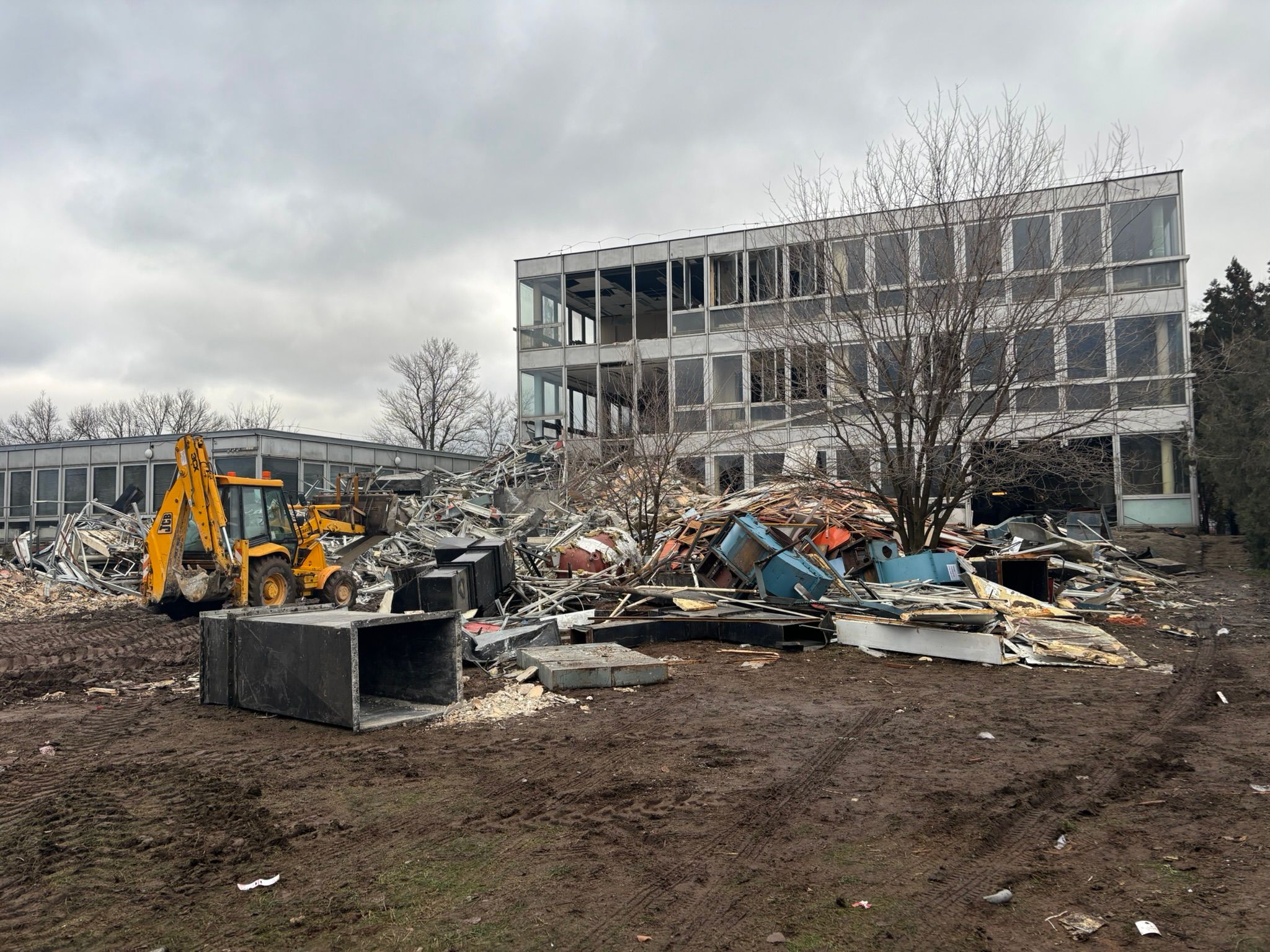Megkezdődtek a bontási és előkészítő munkálatok a Gundel Iskolánál
